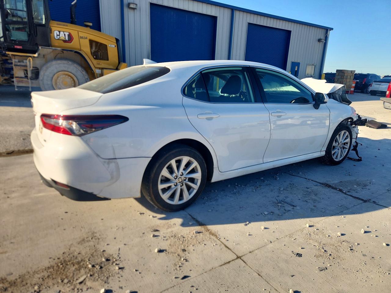 2023 TOYOTA CAMRY LE photo 3