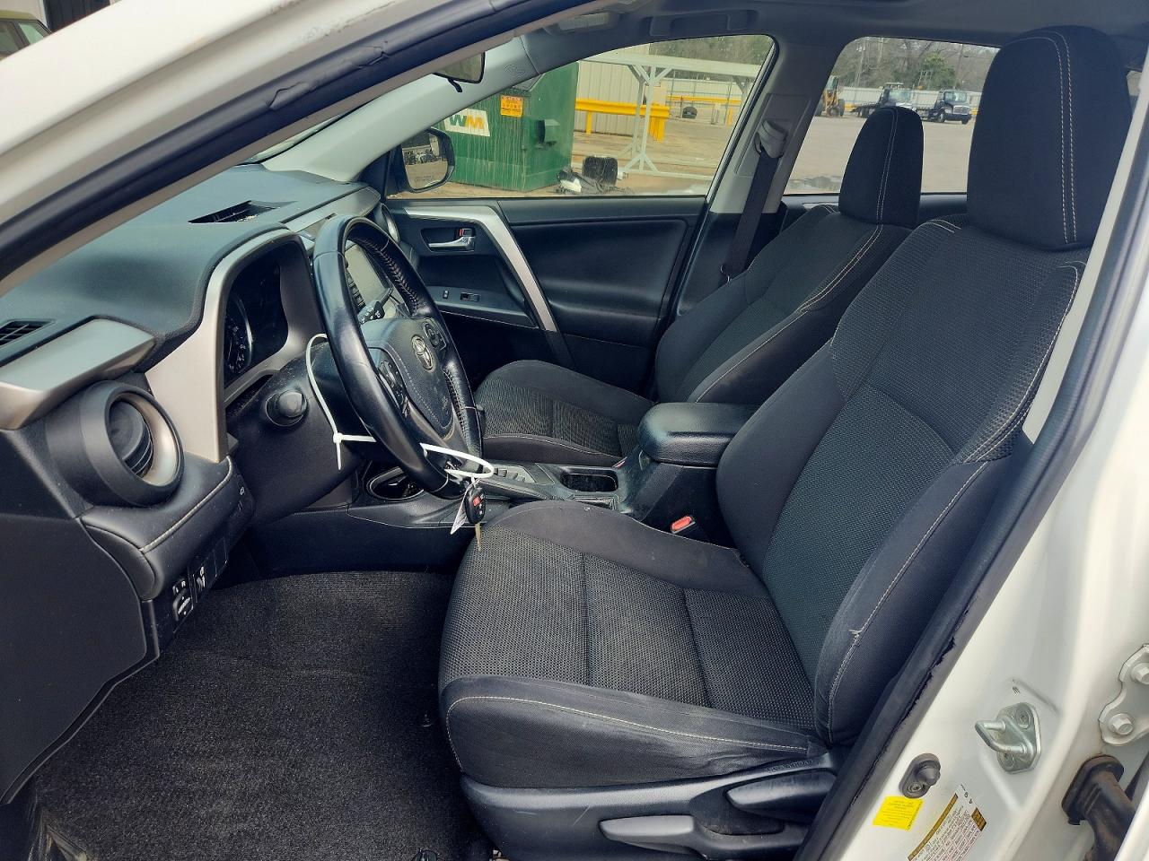 2016 TOYOTA RAV4 XLE photo 7