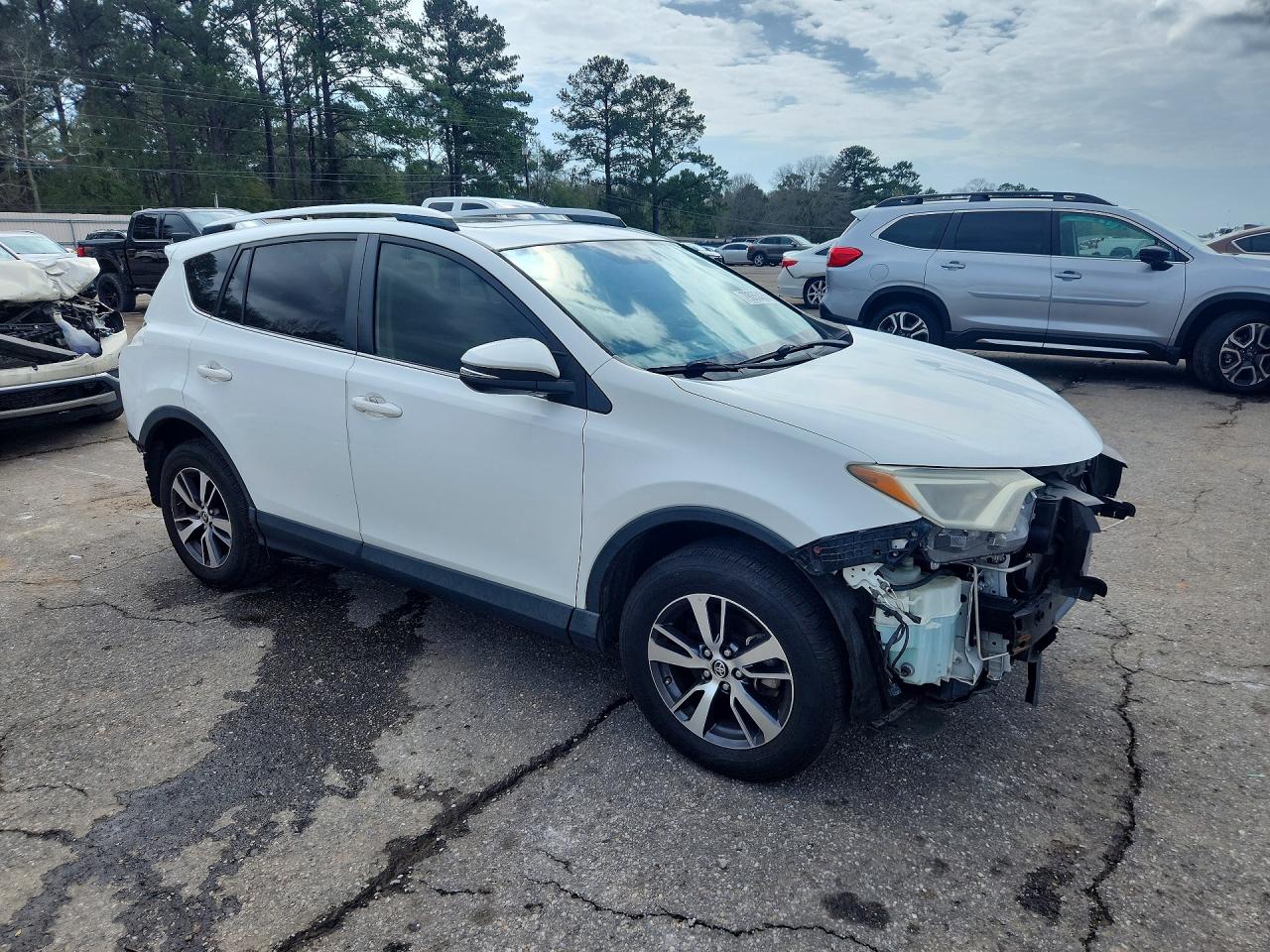 2016 TOYOTA RAV4 XLE photo 4