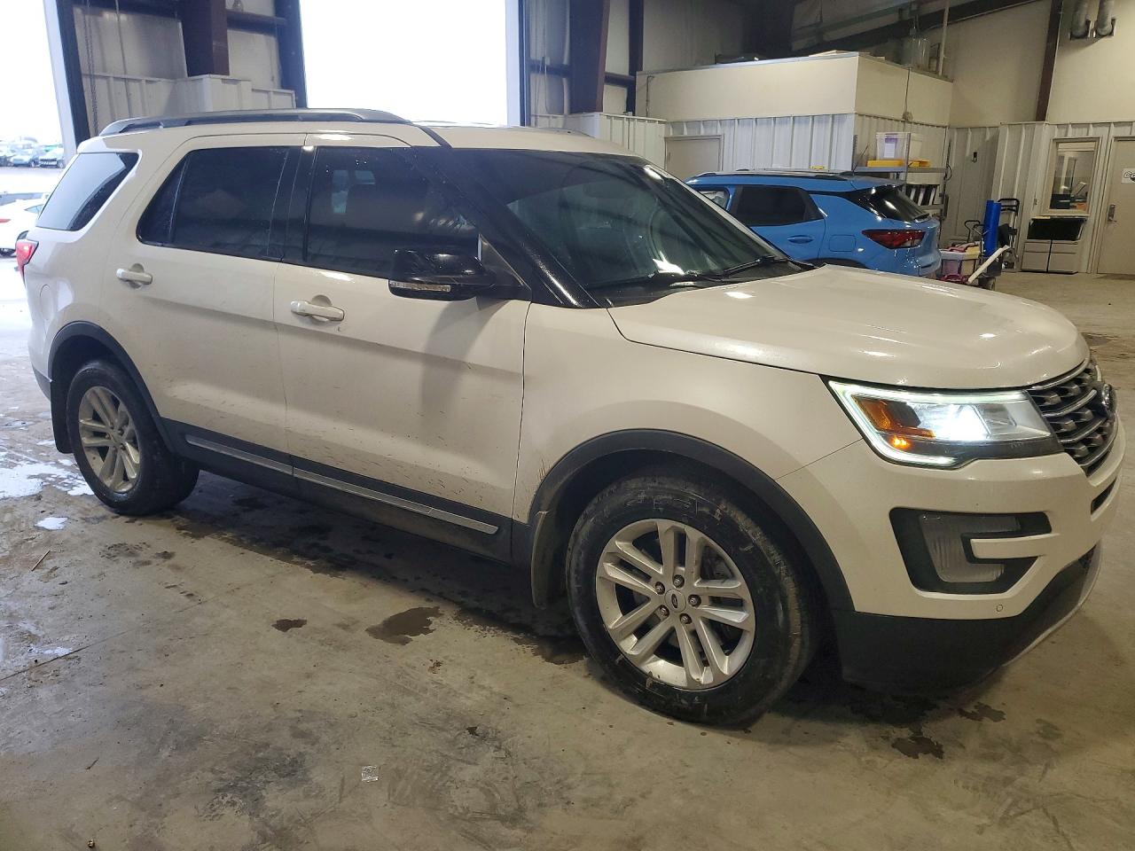 2017 FORD EXPLORER XLT photo 4