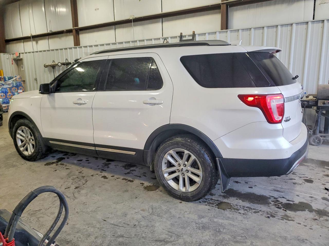 2017 FORD EXPLORER XLT photo 2