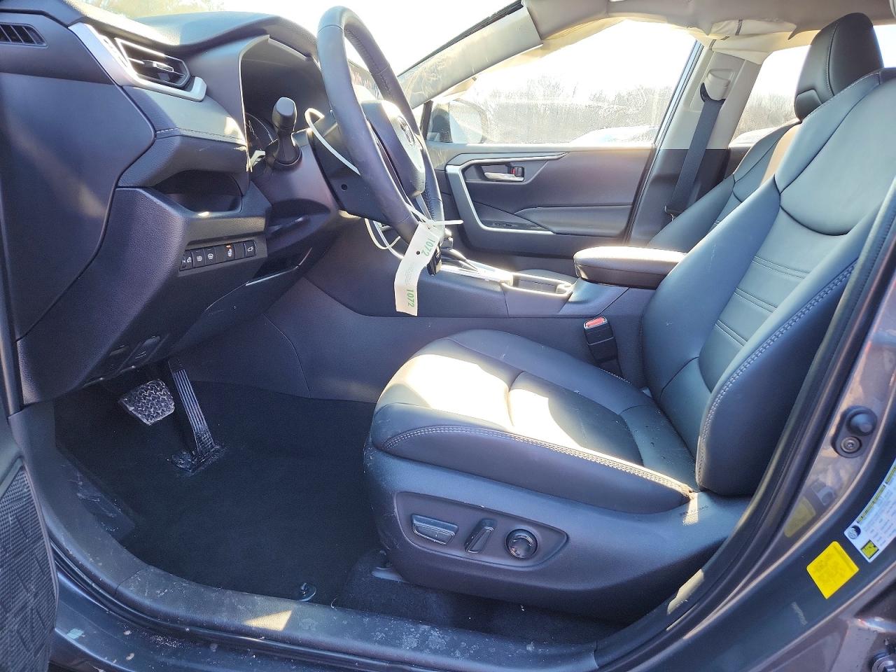 2025 TOYOTA RAV4 XLE PREMIUM photo 13