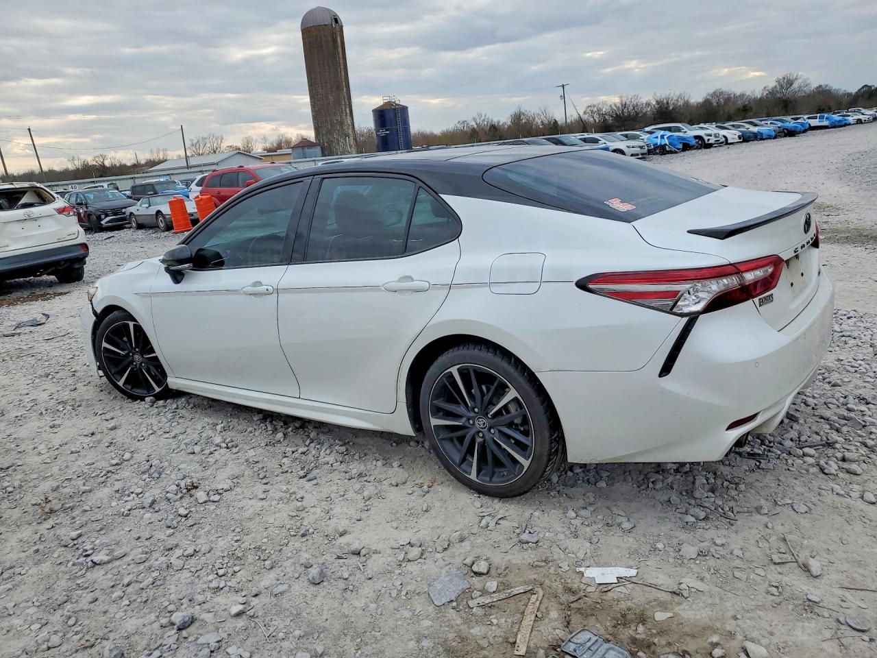 2018 TOYOTA CAMRY XSE photo 3