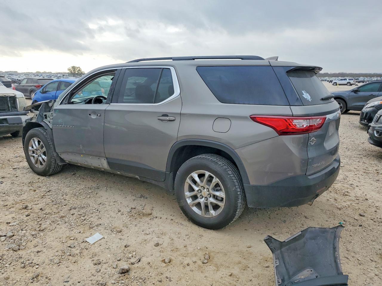 2019 CHEVROLET TRAVERSE LT photo 3