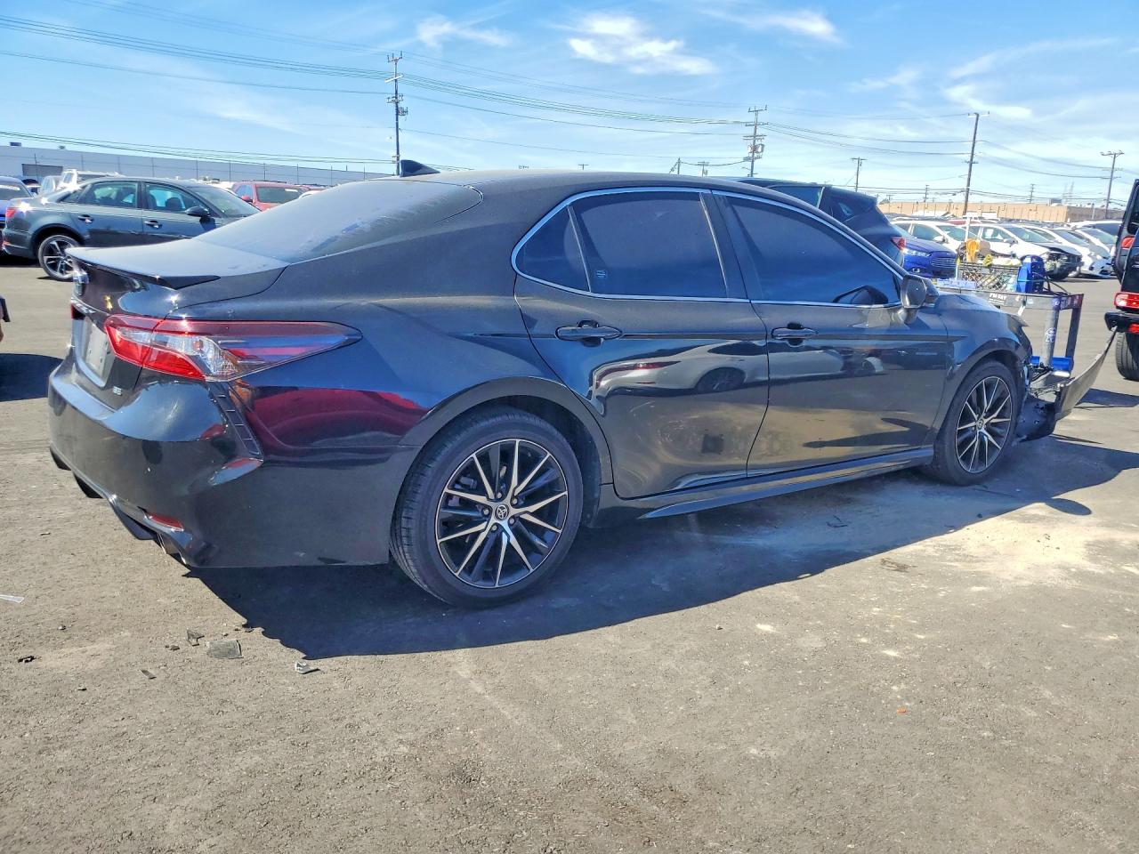 2022 TOYOTA CAMRY SE photo 3