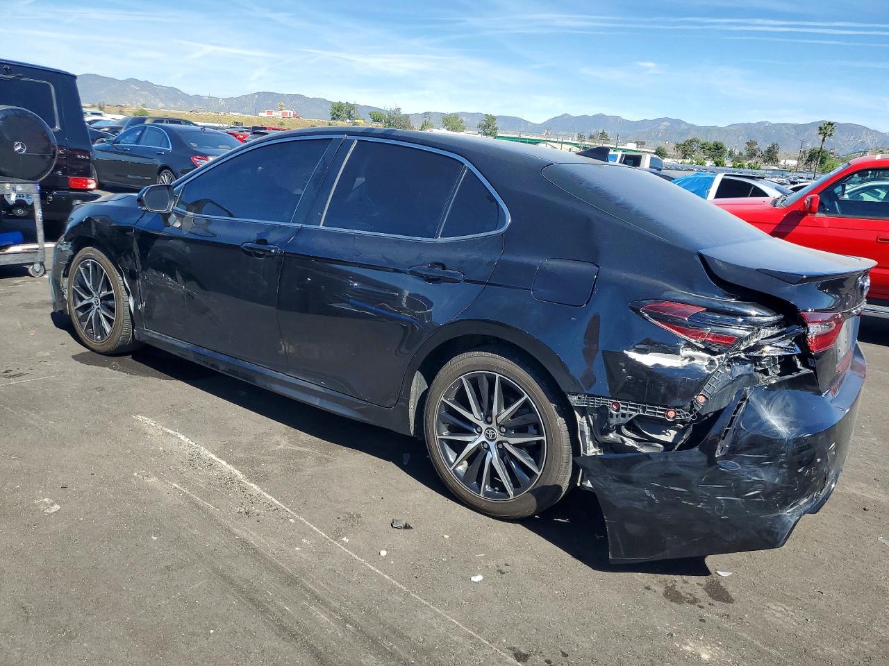 2022 TOYOTA CAMRY SE photo 2