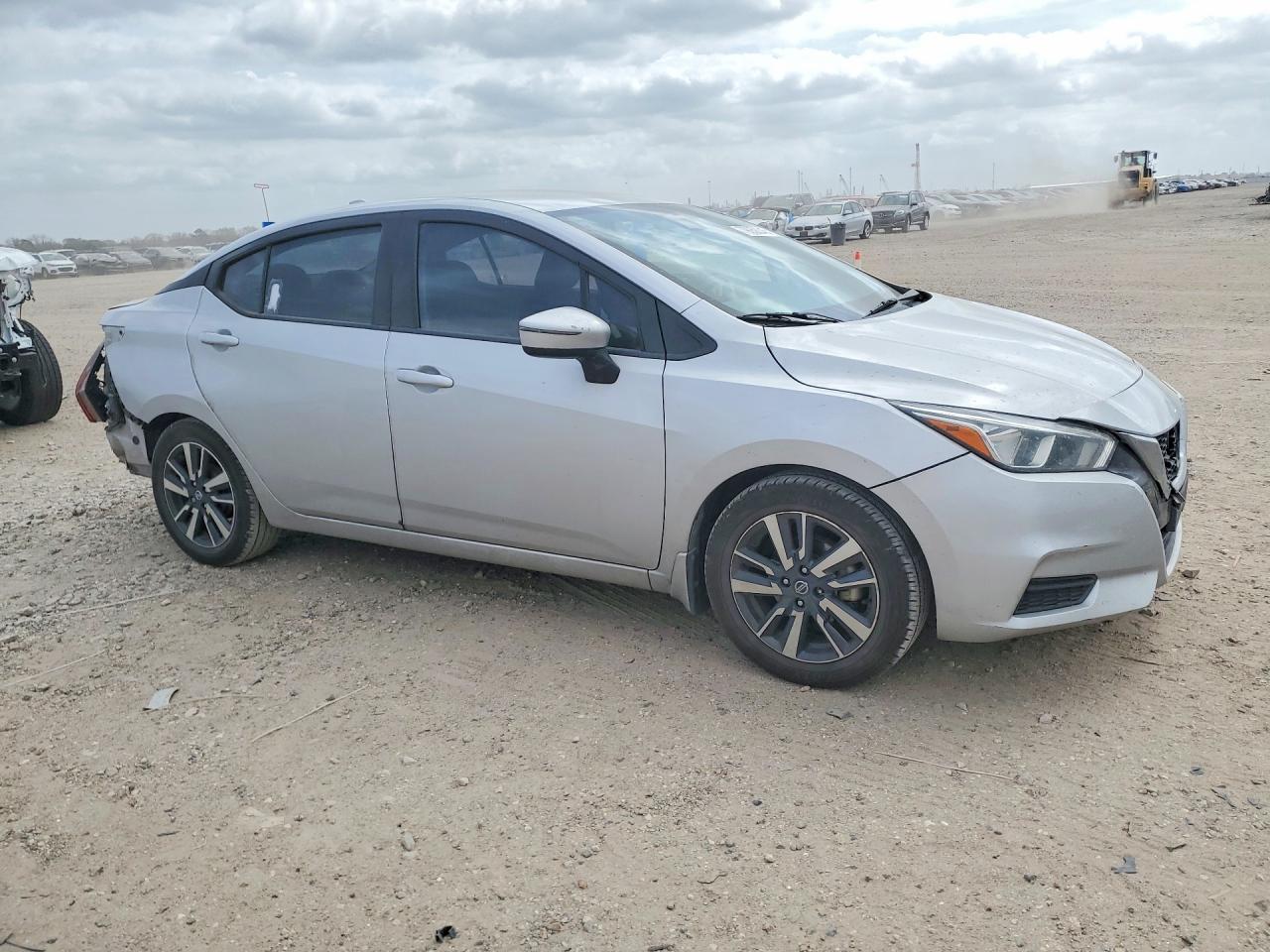 2020 NISSAN VERSA SV photo 4