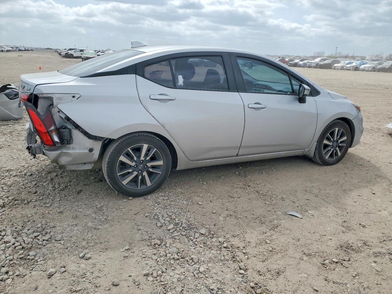 2020 NISSAN VERSA SV photo 3