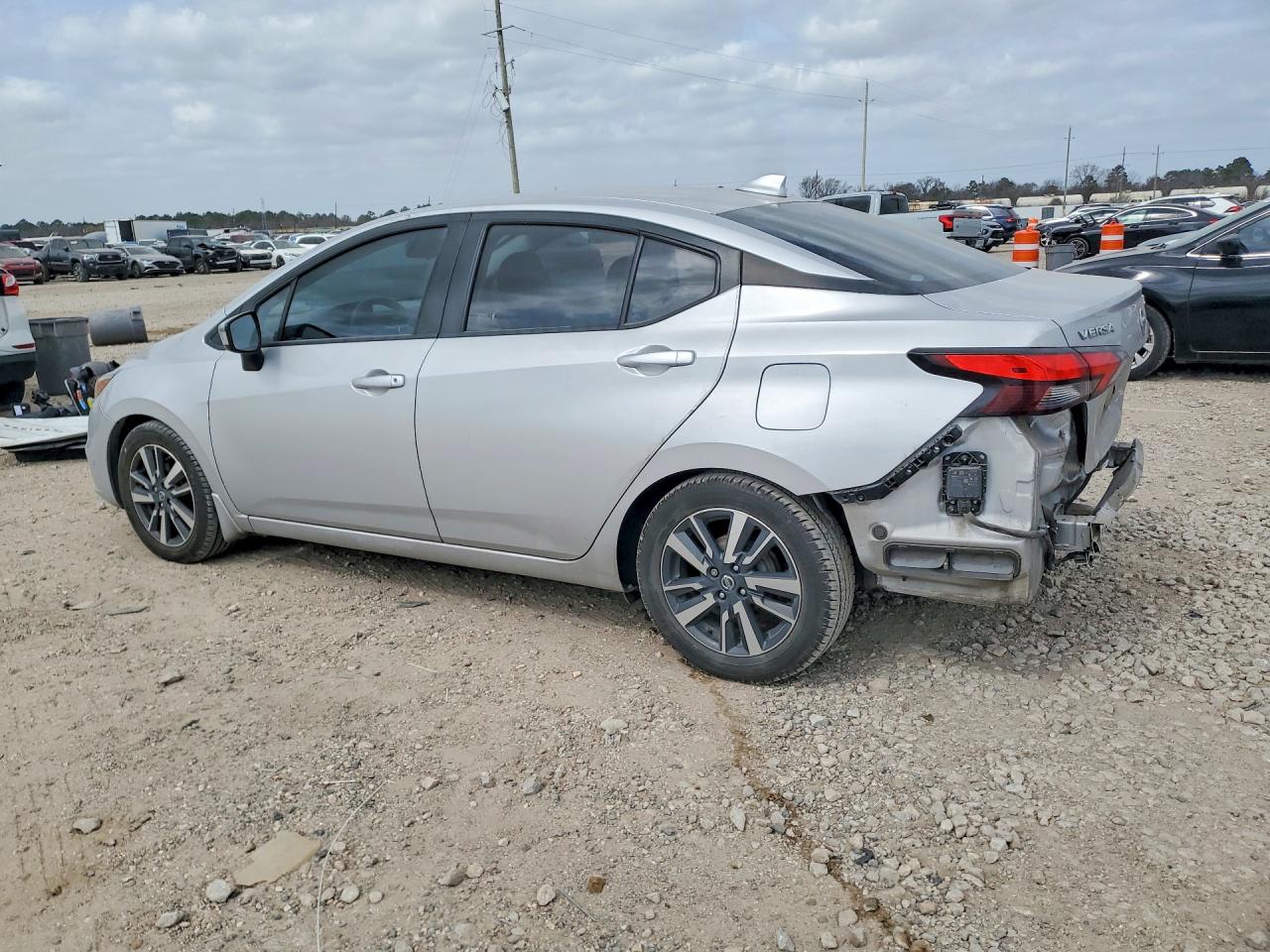 2020 NISSAN VERSA SV photo 2