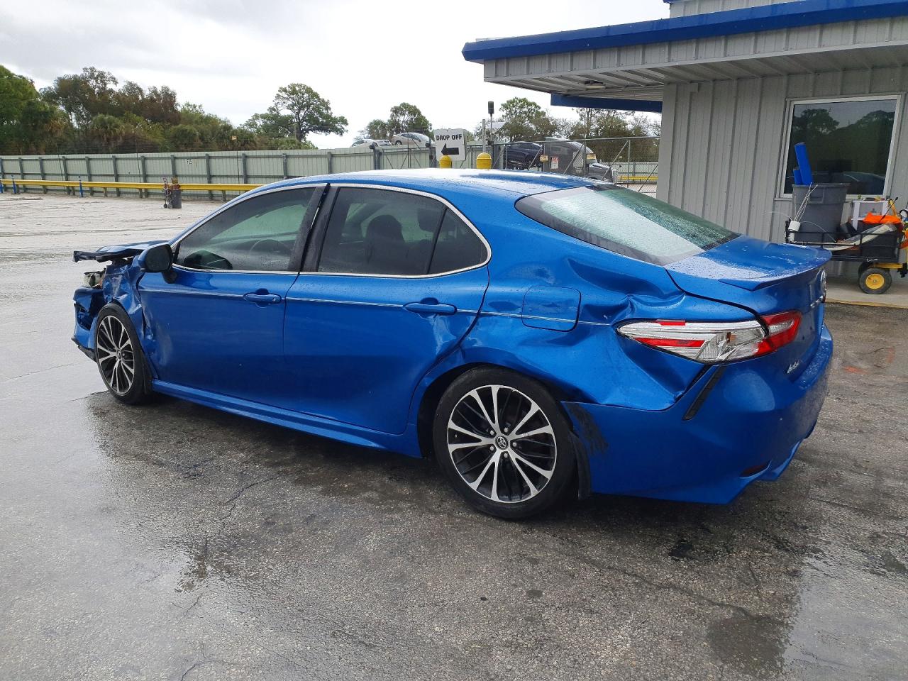 2018 TOYOTA CAMRY SE photo 2