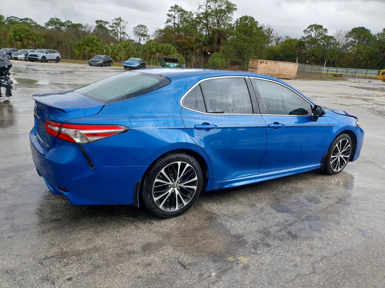 2018 TOYOTA CAMRY SE photo 3