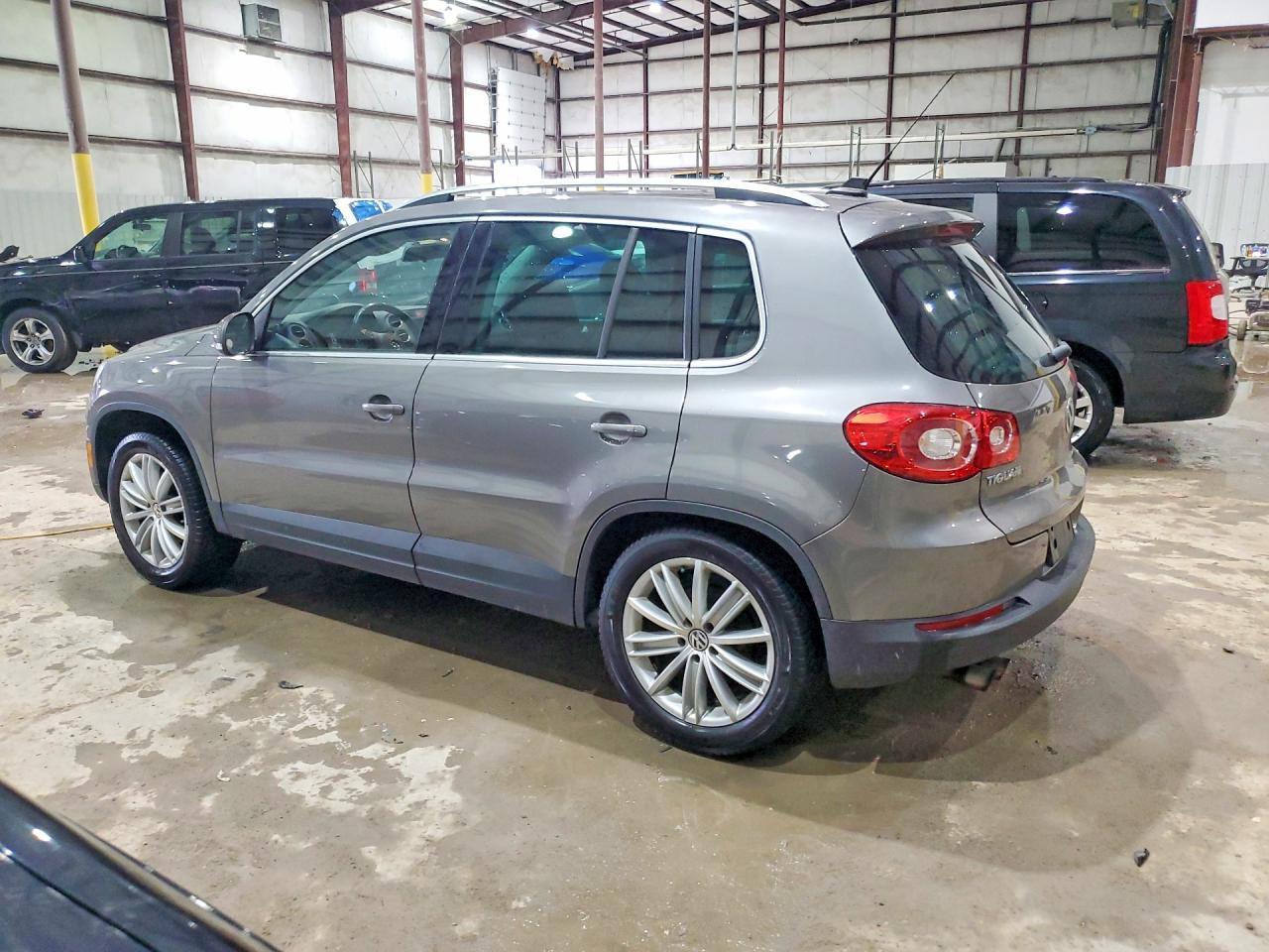 2011 VOLKSWAGEN TIGUAN S photo 2