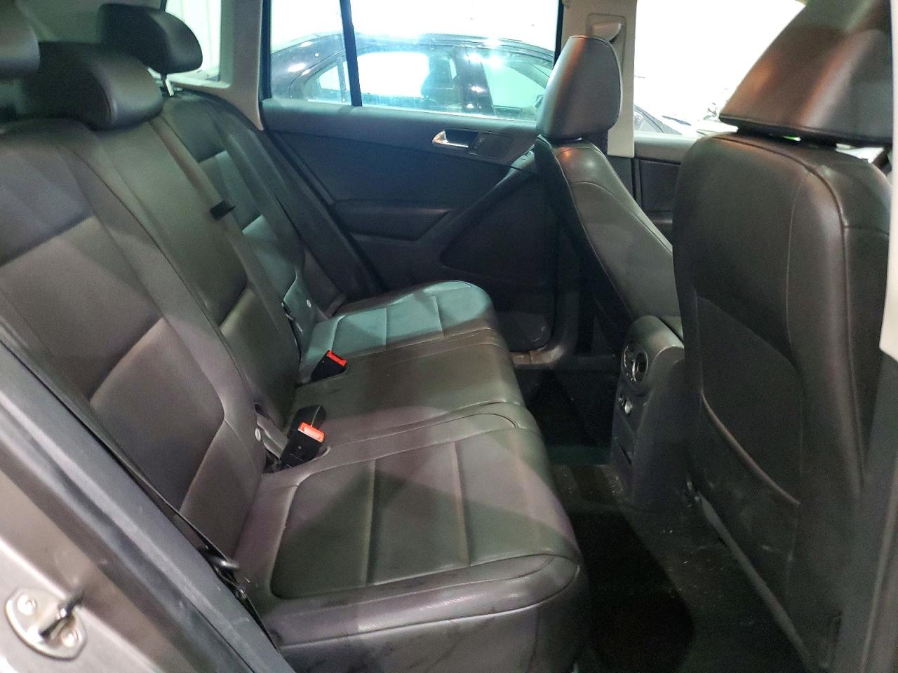 2011 VOLKSWAGEN TIGUAN S photo 11