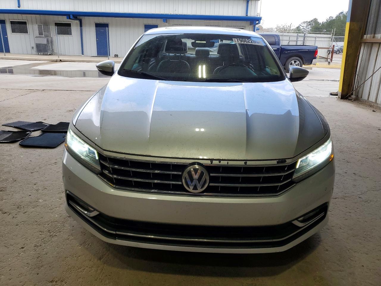 2017 VOLKSWAGEN PASSAT photo 5
