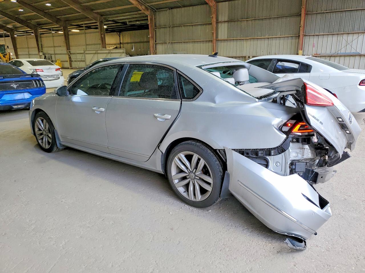 2017 VOLKSWAGEN PASSAT photo 2