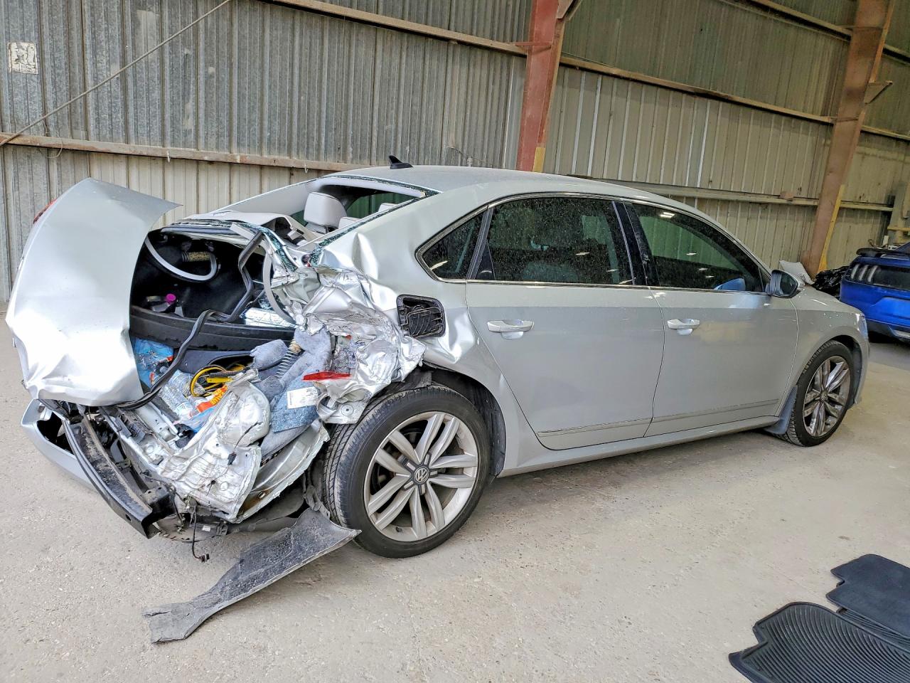 2017 VOLKSWAGEN PASSAT photo 3