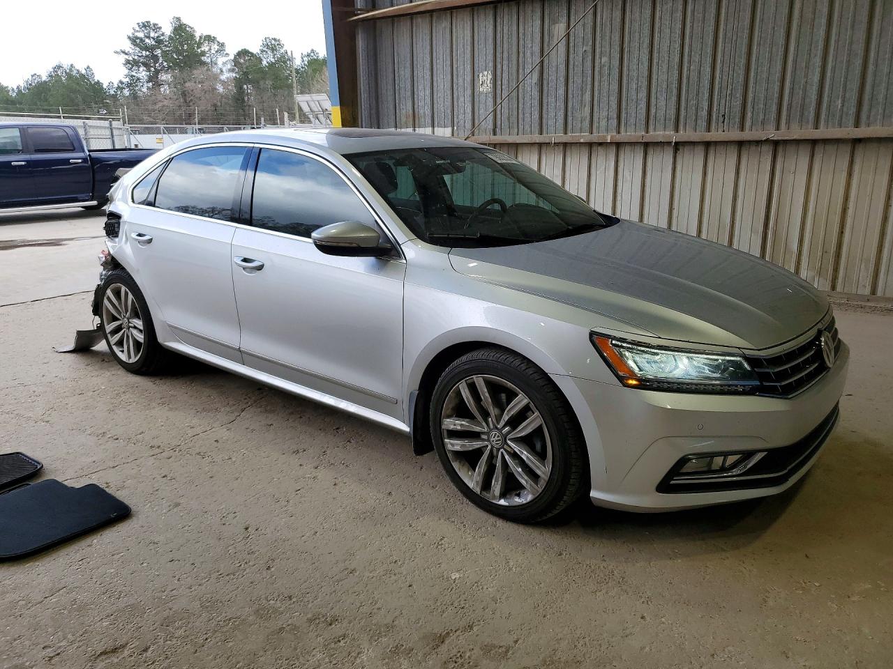 2017 VOLKSWAGEN PASSAT photo 4