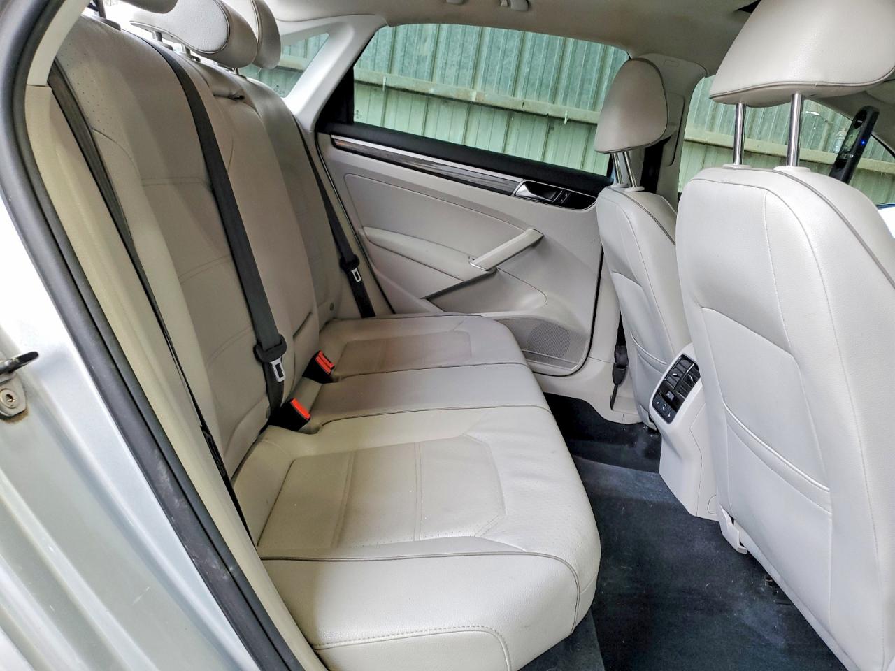 2017 VOLKSWAGEN PASSAT photo 10