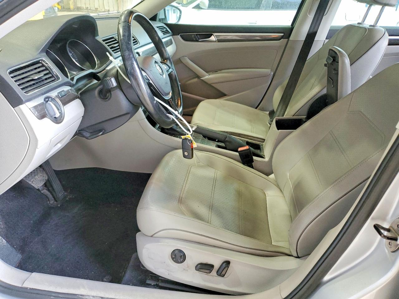 2017 VOLKSWAGEN PASSAT photo 7
