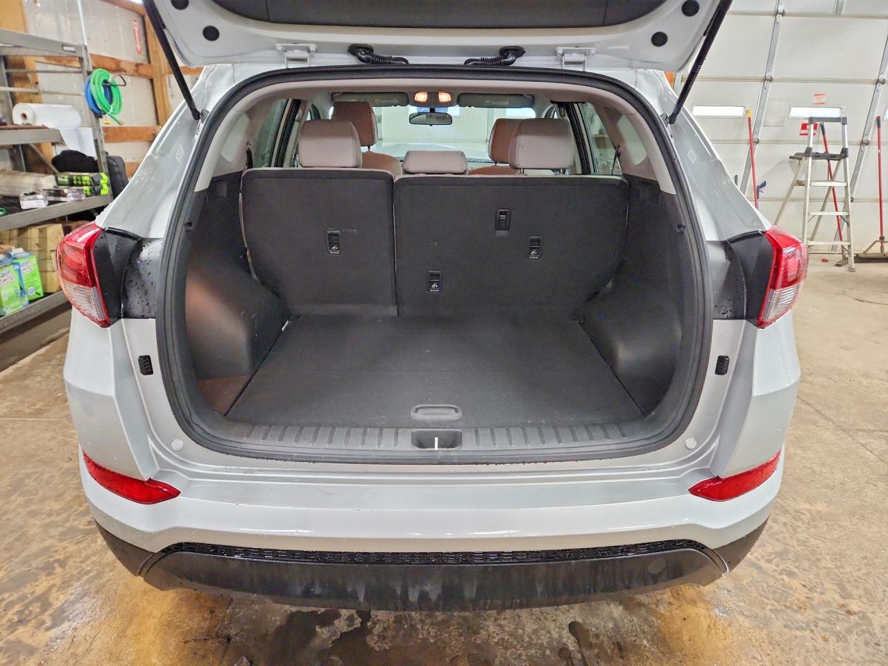 2017 HYUNDAI TUCSON SE photo 6
