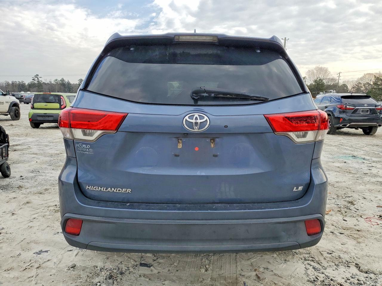 2017 TOYOTA HIGHLANDER LE PLUS photo 6