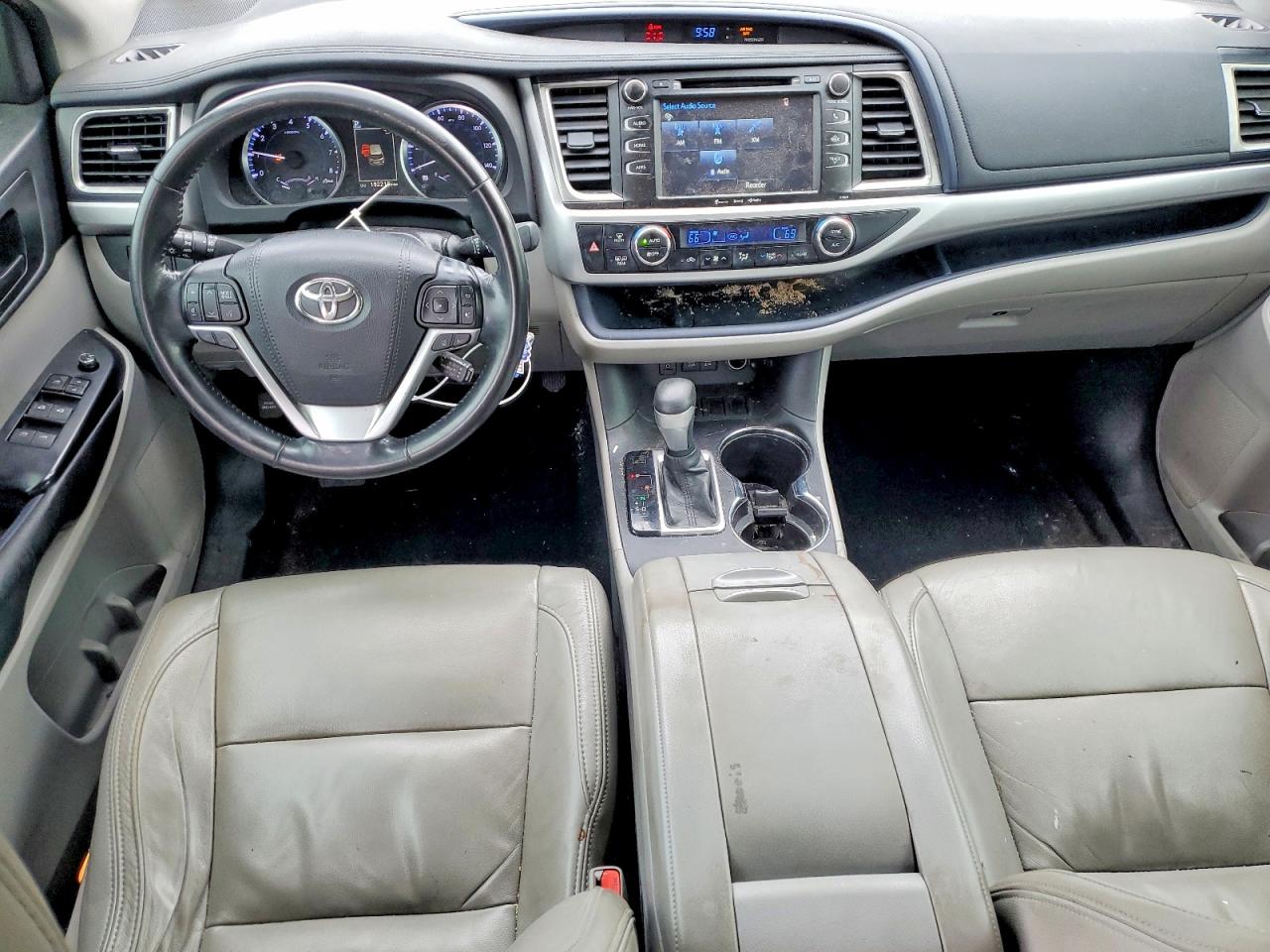 2017 TOYOTA HIGHLANDER LE PLUS photo 8