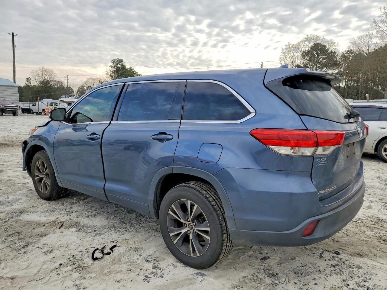 2017 TOYOTA HIGHLANDER LE PLUS photo 2