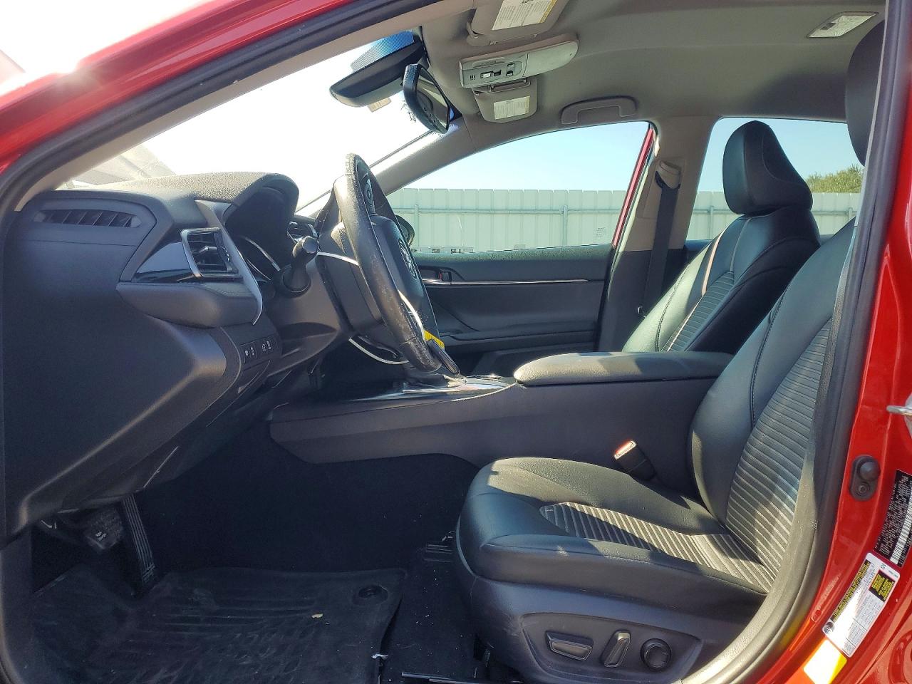 2020 TOYOTA CAMRY SE photo 19