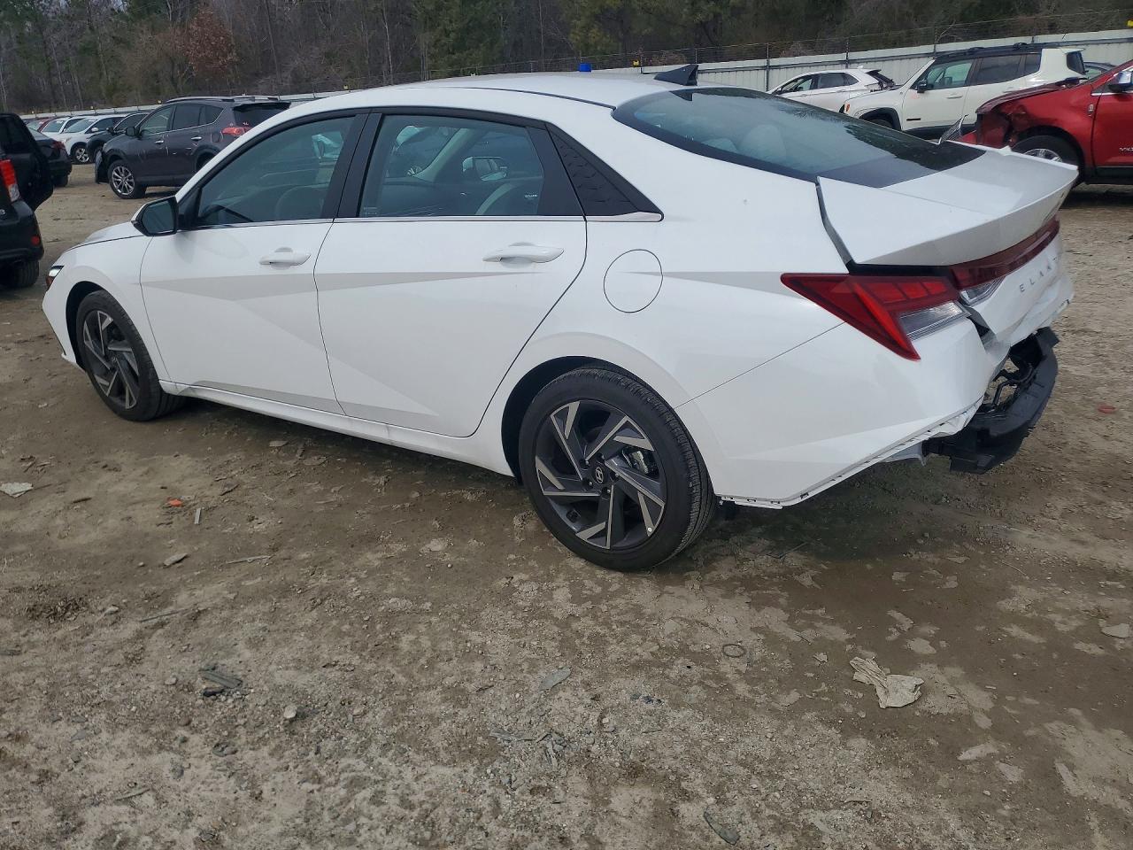 2025 HYUNDAI ELANTRA photo 3