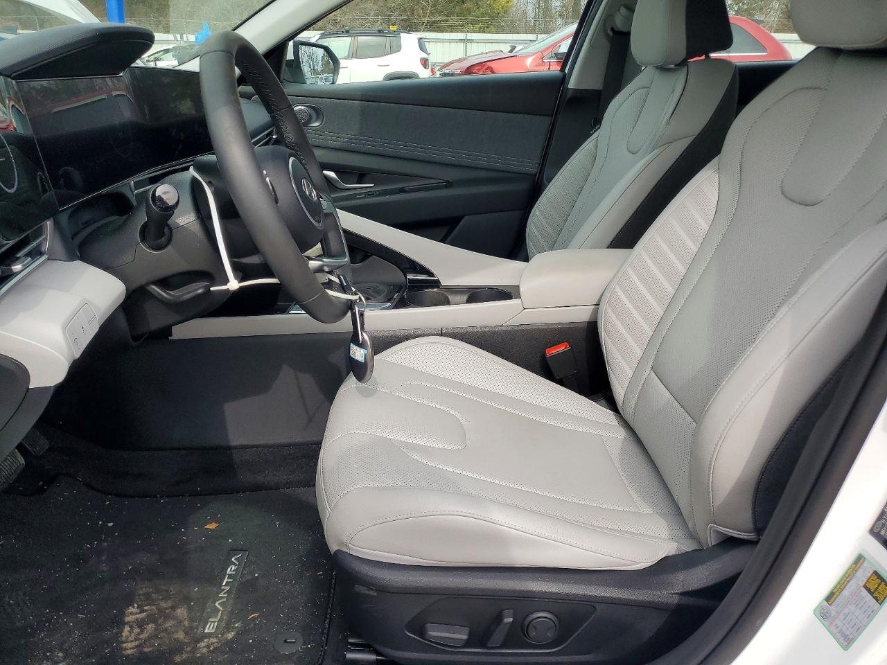 2025 HYUNDAI ELANTRA photo 13