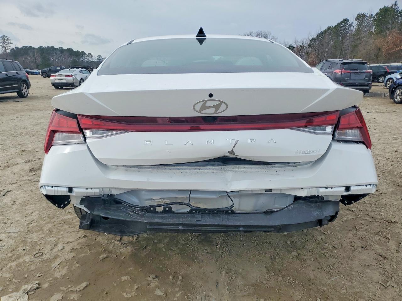 2025 HYUNDAI ELANTRA photo 11