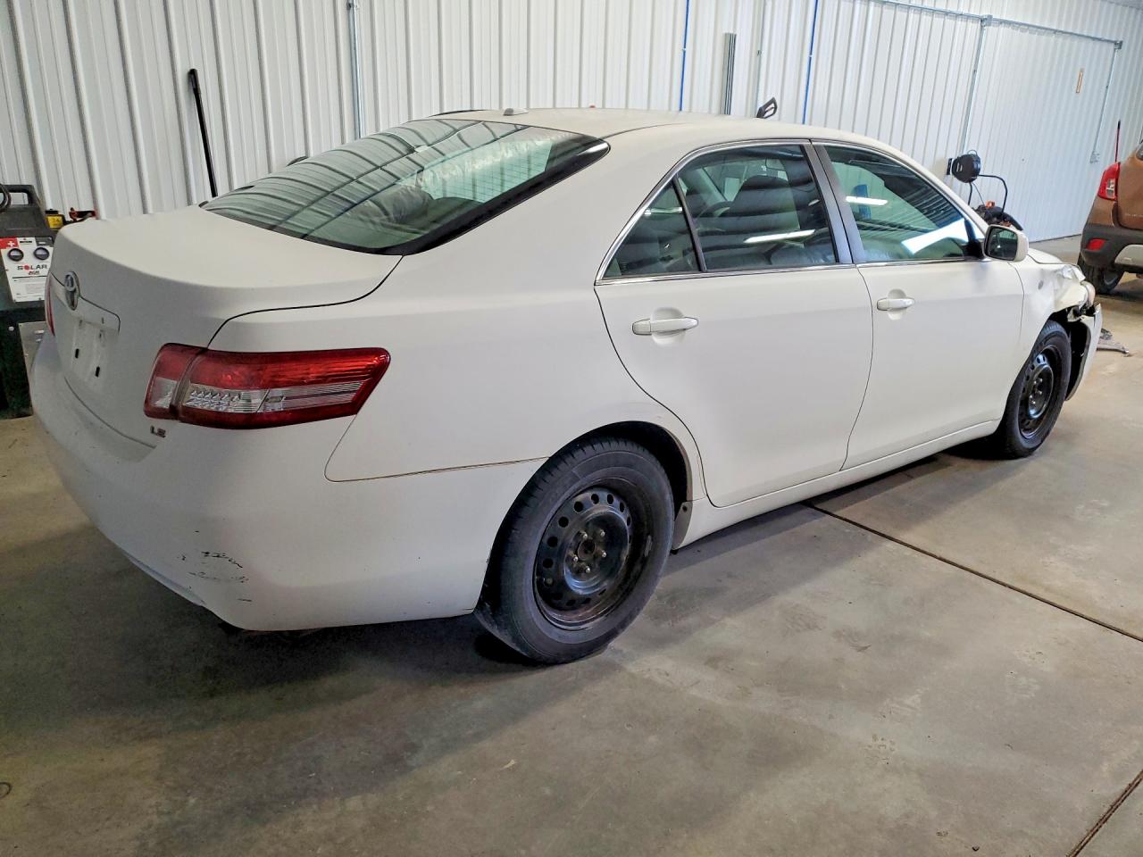 2010 TOYOTA CAMRY LE photo 5