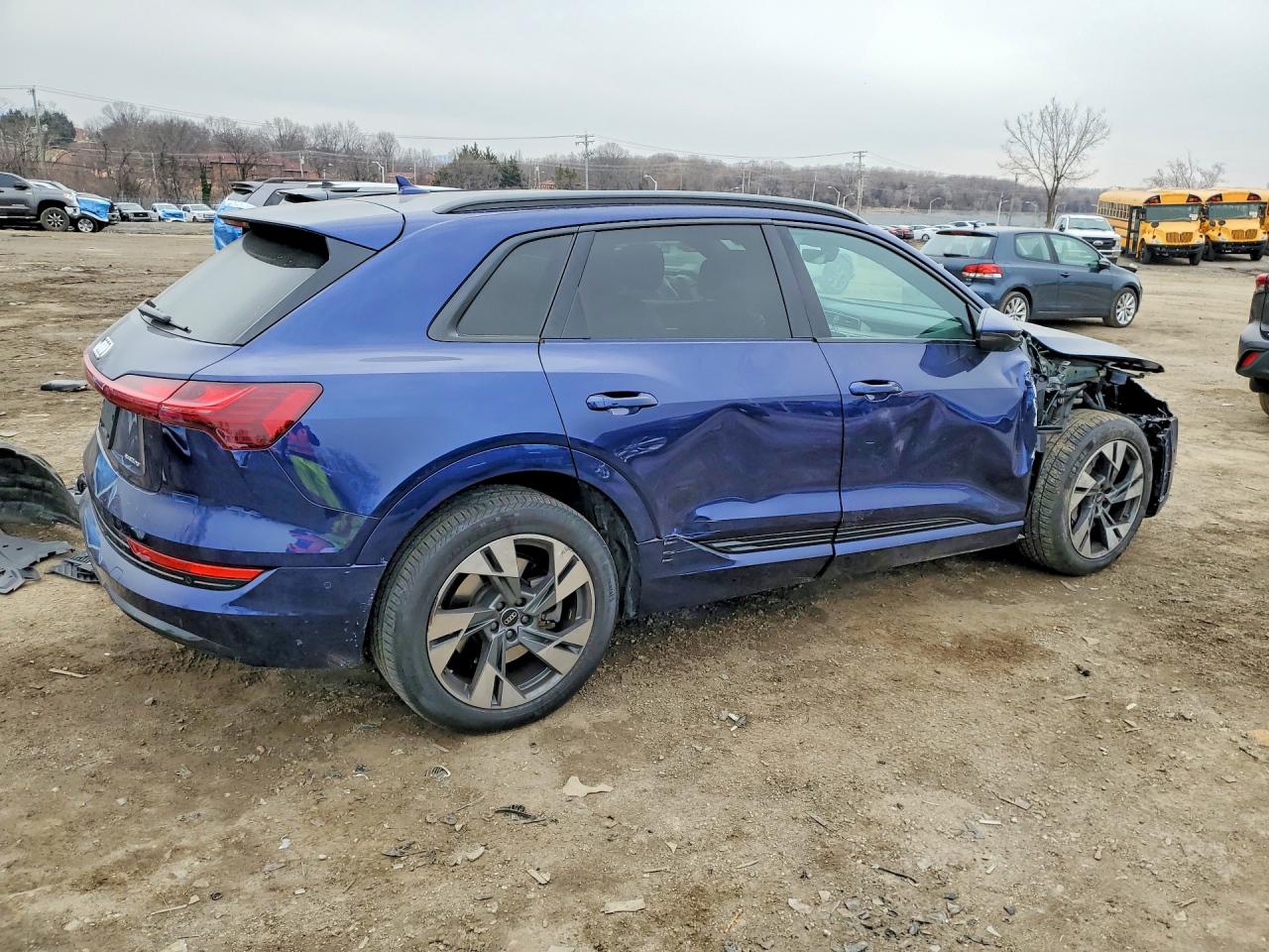2022 AUDI E-TRON PREMIUM photo 5
