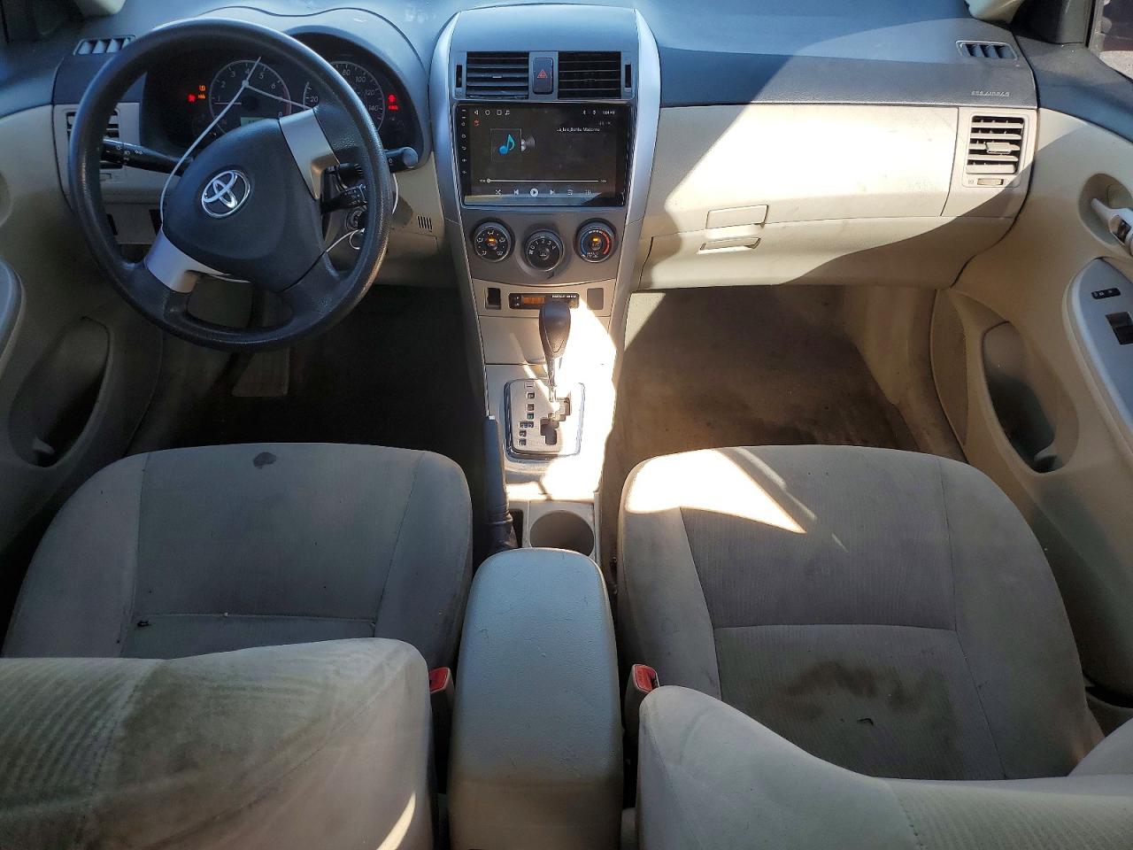 2011 TOYOTA COROLLA LE photo 8