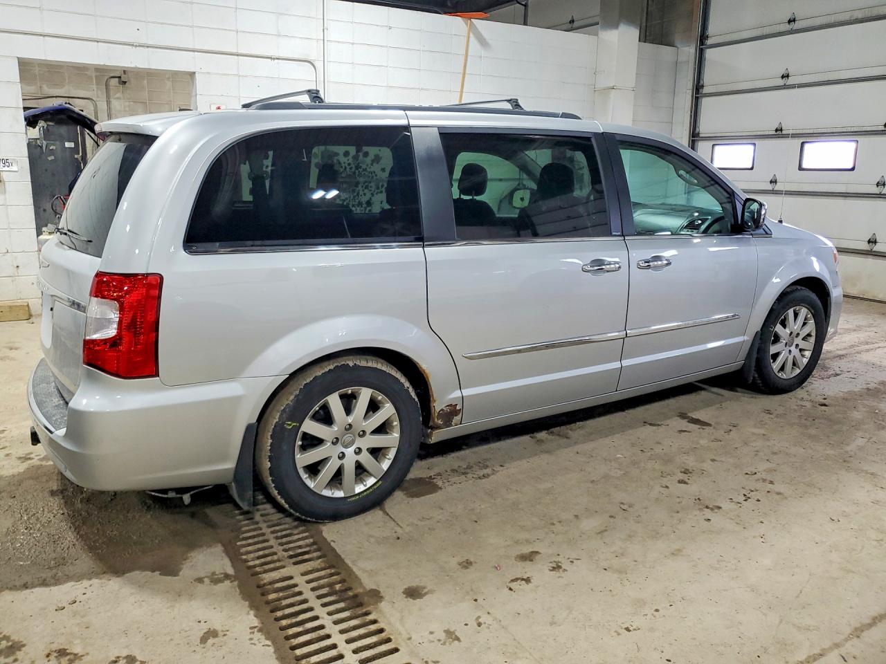 2012 CHRYSLER TOWN & COUNTRY TOURING L photo 3