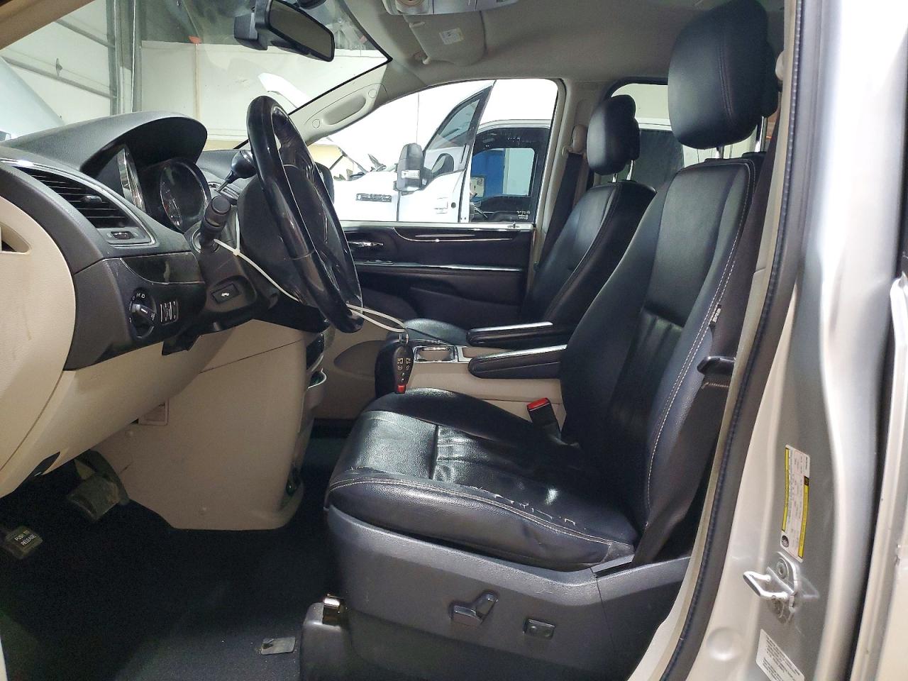 2012 CHRYSLER TOWN & COUNTRY TOURING L photo 7