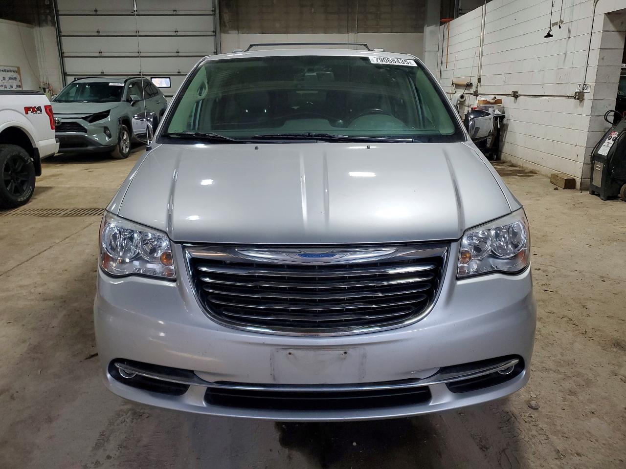 2012 CHRYSLER TOWN & COUNTRY TOURING L photo 5