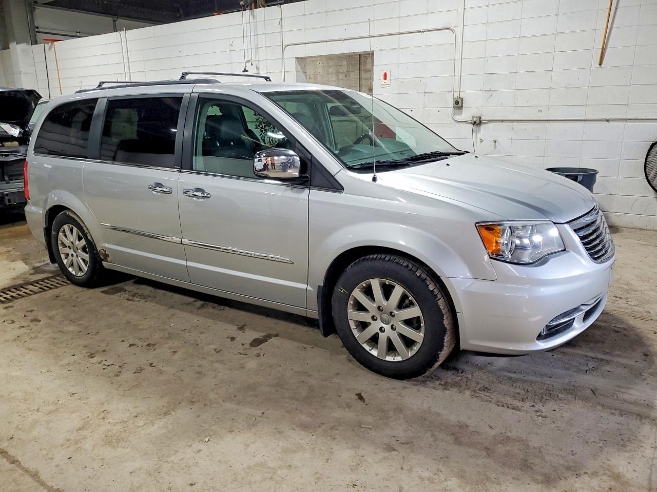 2012 CHRYSLER TOWN & COUNTRY TOURING L photo 4