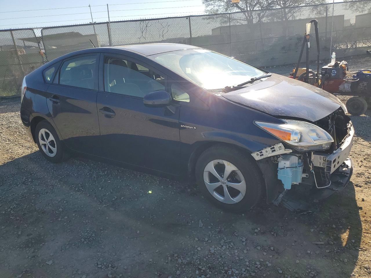 2015 TOYOTA PRIUS THREE photo 10