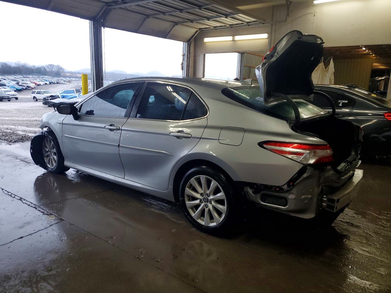 2019 TOYOTA CAMRY LE photo 3