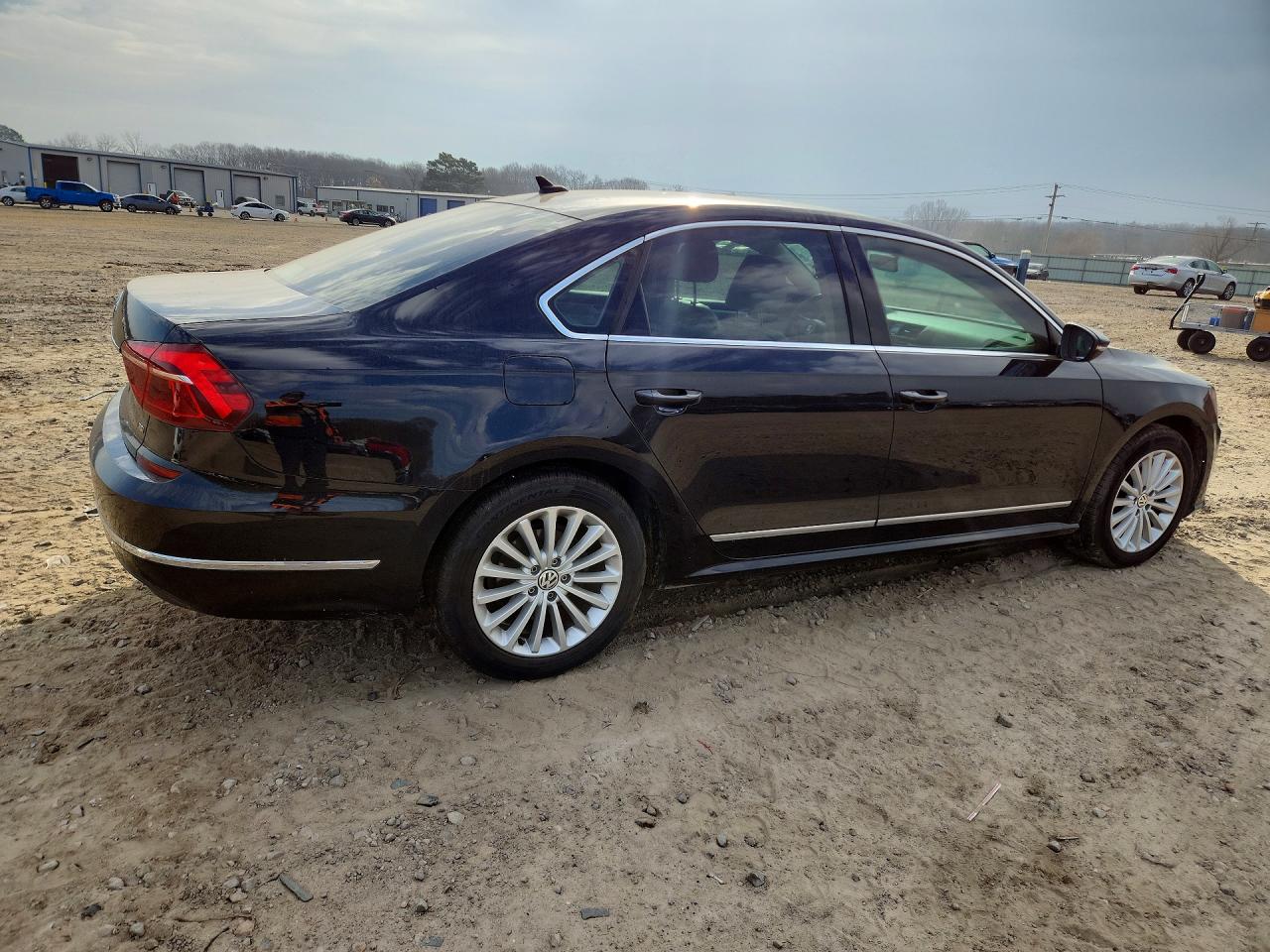 2017 VOLKSWAGEN PASSAT SE photo 3