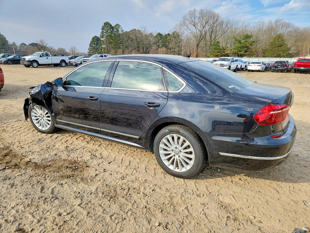 2017 VOLKSWAGEN PASSAT SE photo 2