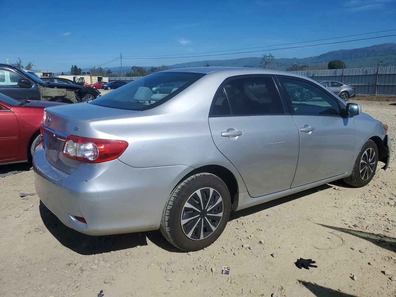 2011 TOYOTA COROLLA LE photo 3