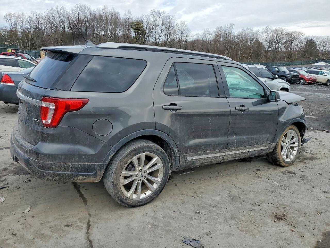 2019 FORD EXPLORER XLT photo 3