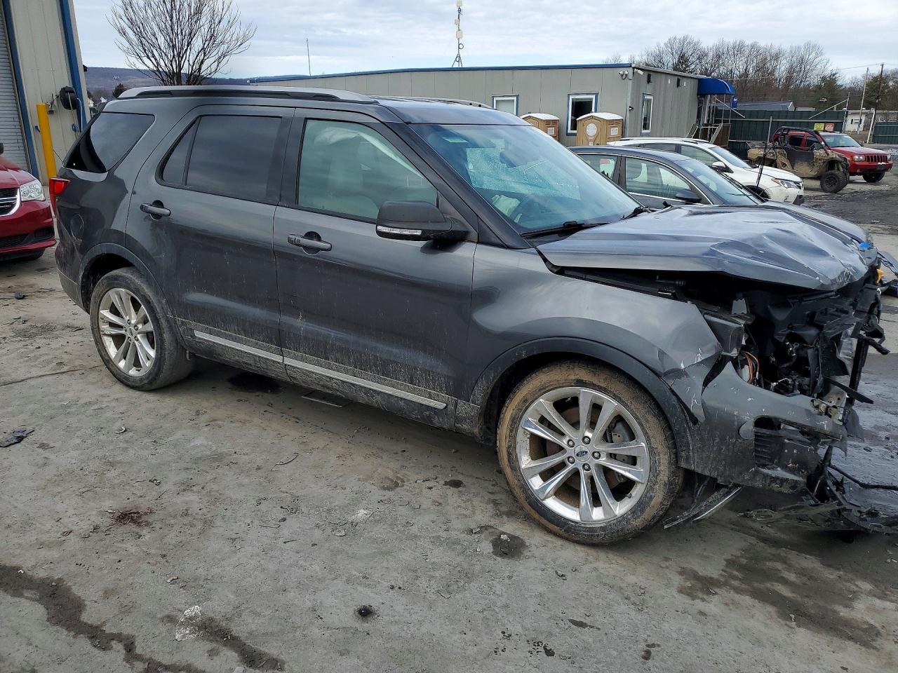 2019 FORD EXPLORER XLT photo 4