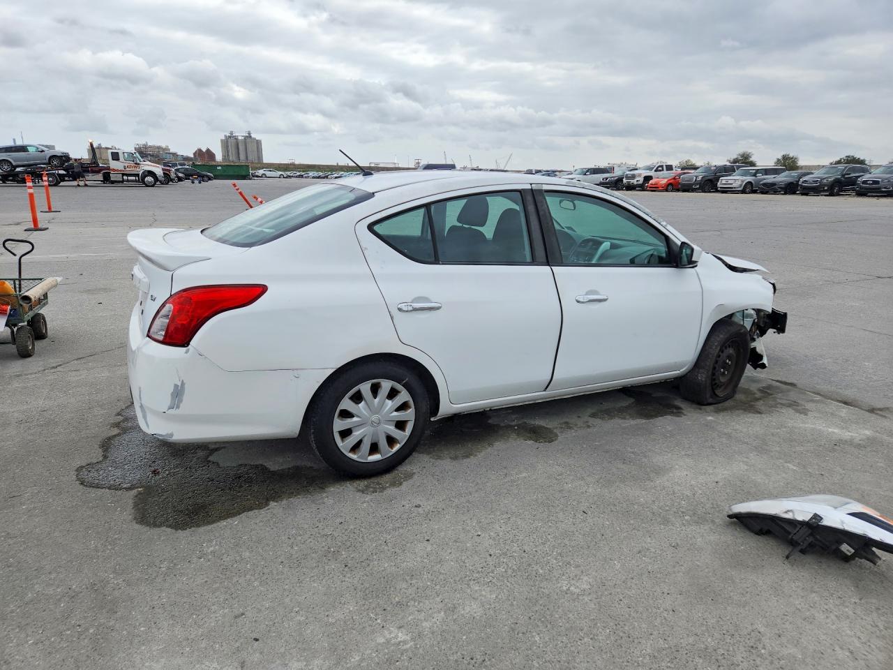 2018 NISSAN VERSA SV photo 5