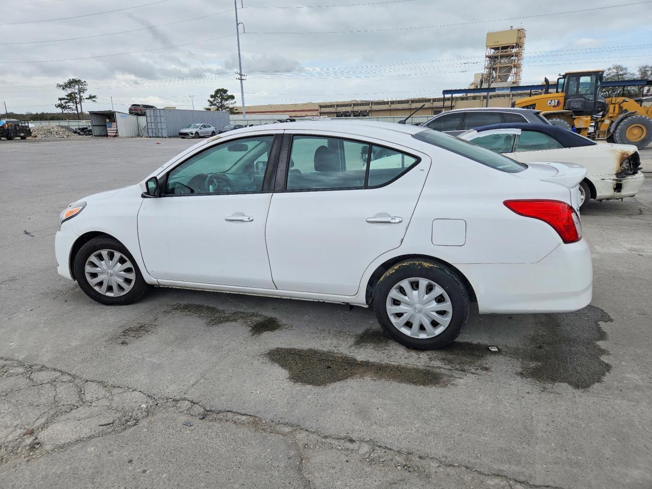 2018 NISSAN VERSA SV photo 3