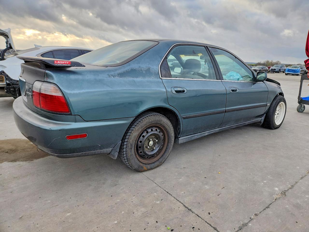 1996 HONDA ACCORD LX photo 3