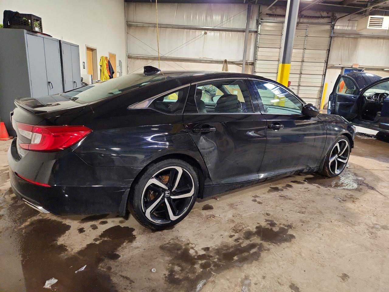2018 HONDA ACCORD SPORT photo 3