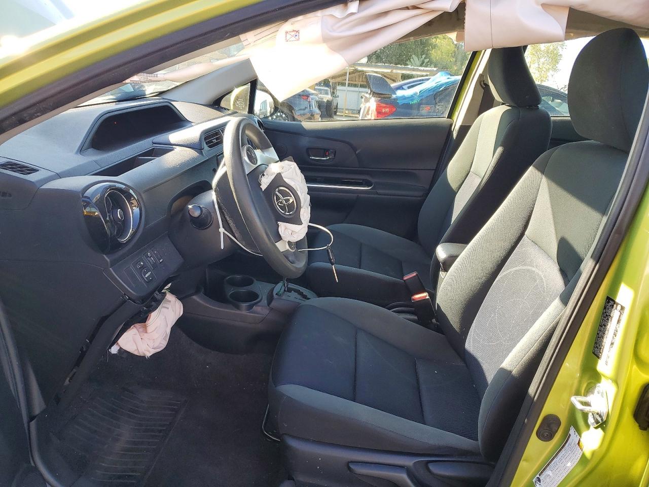 2015 TOYOTA PRIUS C TWO photo 7